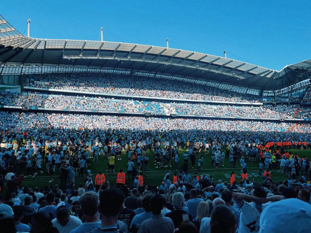 暖心，赫伊森和居莱尔赛前列队时把外套脱给球童以抵御寒冷（暖心一幕：赫伊森与居莱尔赛前将外套递给球童御寒）