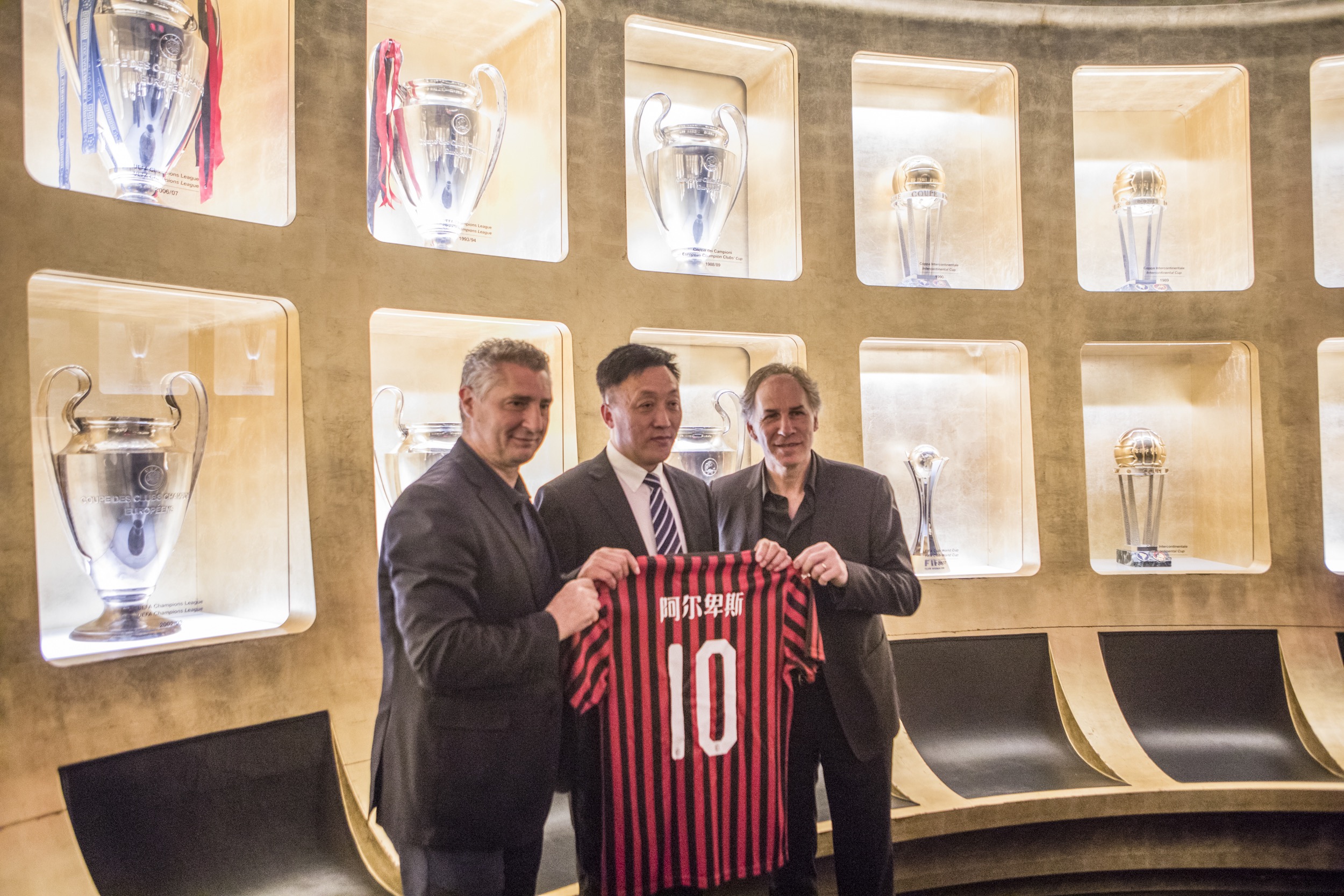 特瓦斯随行西班牙国王访华，向国内推广西甲联赛（特瓦斯随西班牙国王访华，助力西甲在华推广）