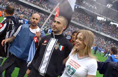 西蒙：库尔图瓦是世界最佳门将，他扑不出的球谁也扑不出来（西蒙称库尔图瓦为世界第一门将：他都扑不到的球，别人更不可能）