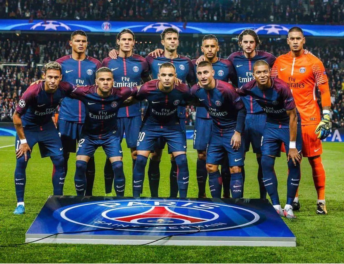 17岁天才卡尔展现极强潜力，德甲首秀表现亮眼，凭借出色技术和风格成为焦点。（17岁新星卡尔德甲处子秀惊艳，凭精湛脚法与独特风格抢尽风头）