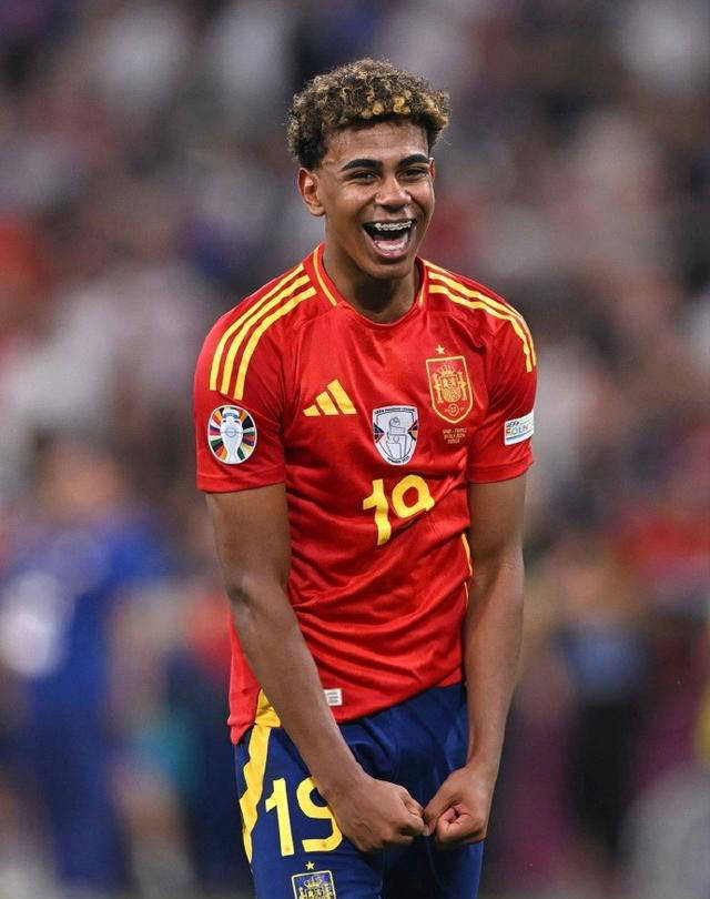 里程碑，亚泰37岁前锋谭龙已在中超出战200场比赛（中超200战达成！亚泰37岁前锋谭龙迎来里程碑）