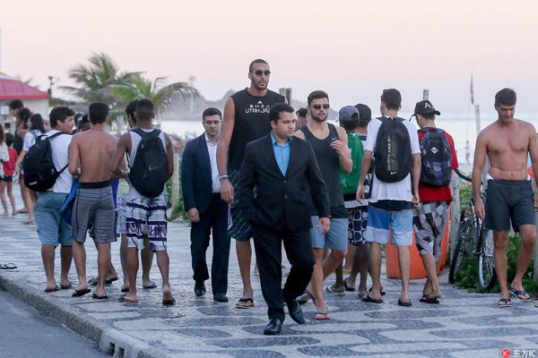 欧文突破防守连续得分（欧文强突防线连拿分）