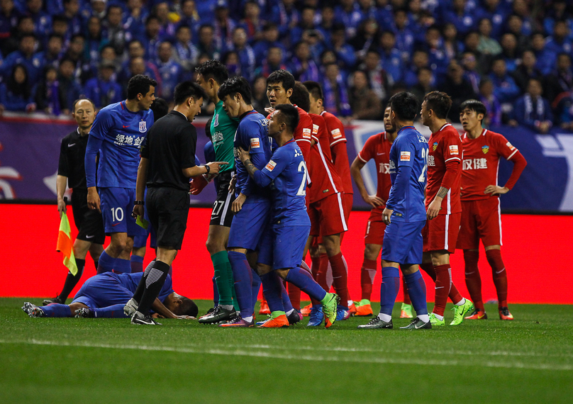 鲁媒：陈泽仕和依木兰今天抵达成都，参加U22国足的训练备战（鲁媒：陈泽仕、依木兰今日抵蓉，随U22国足展开备战训练）