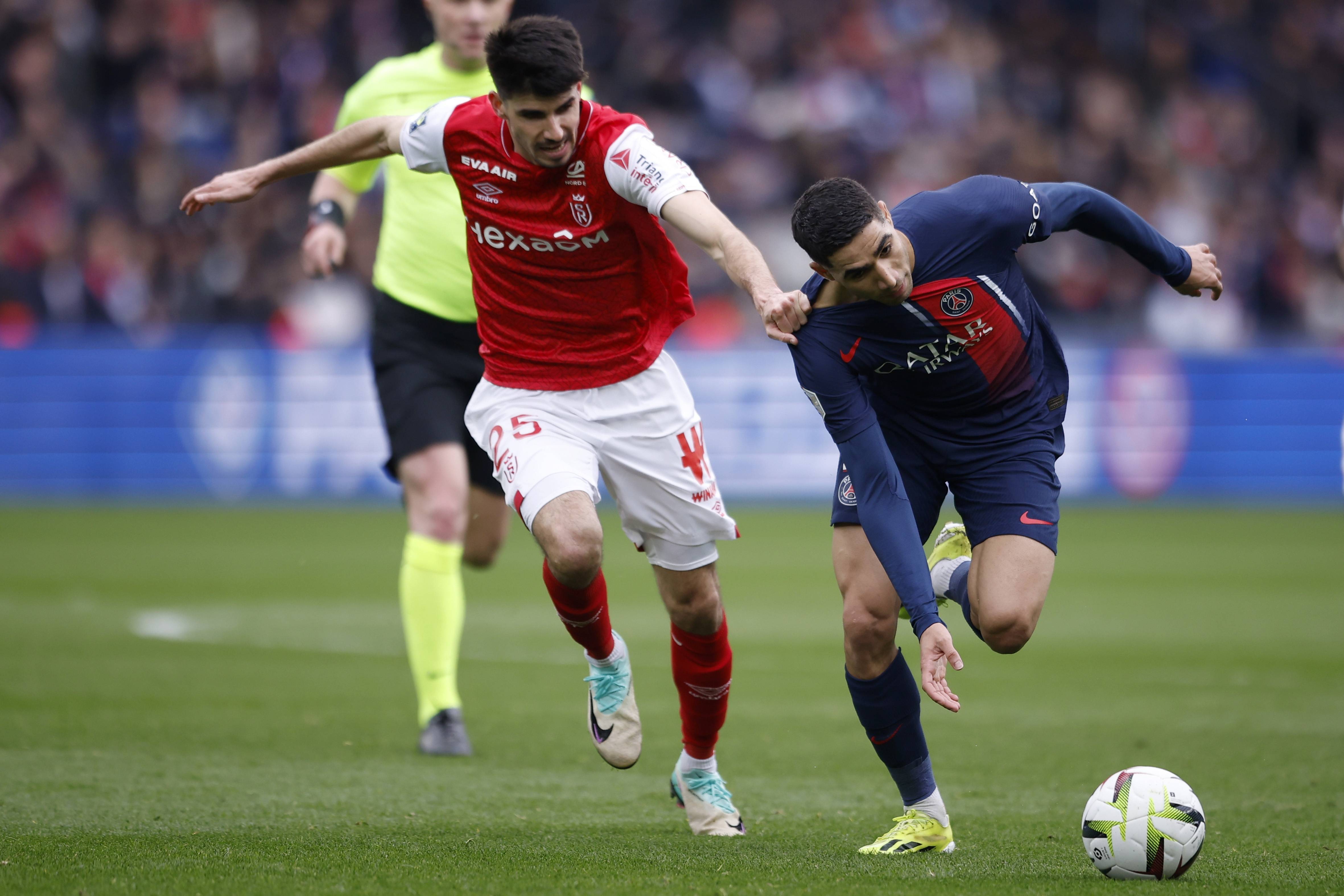 英媒：拜仁有意费耶诺德右后卫里德，但将面临英超俱乐部竞争（英媒：拜仁看中费耶诺德右后卫里德，恐遭多家英超球队竞购）