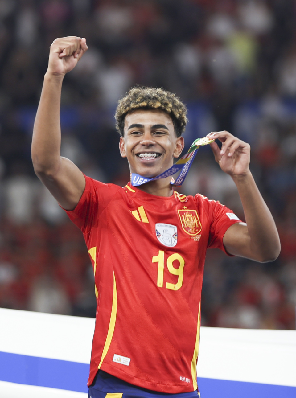 门将连续扑救零封对手（门将连连神扑力保球门不失）