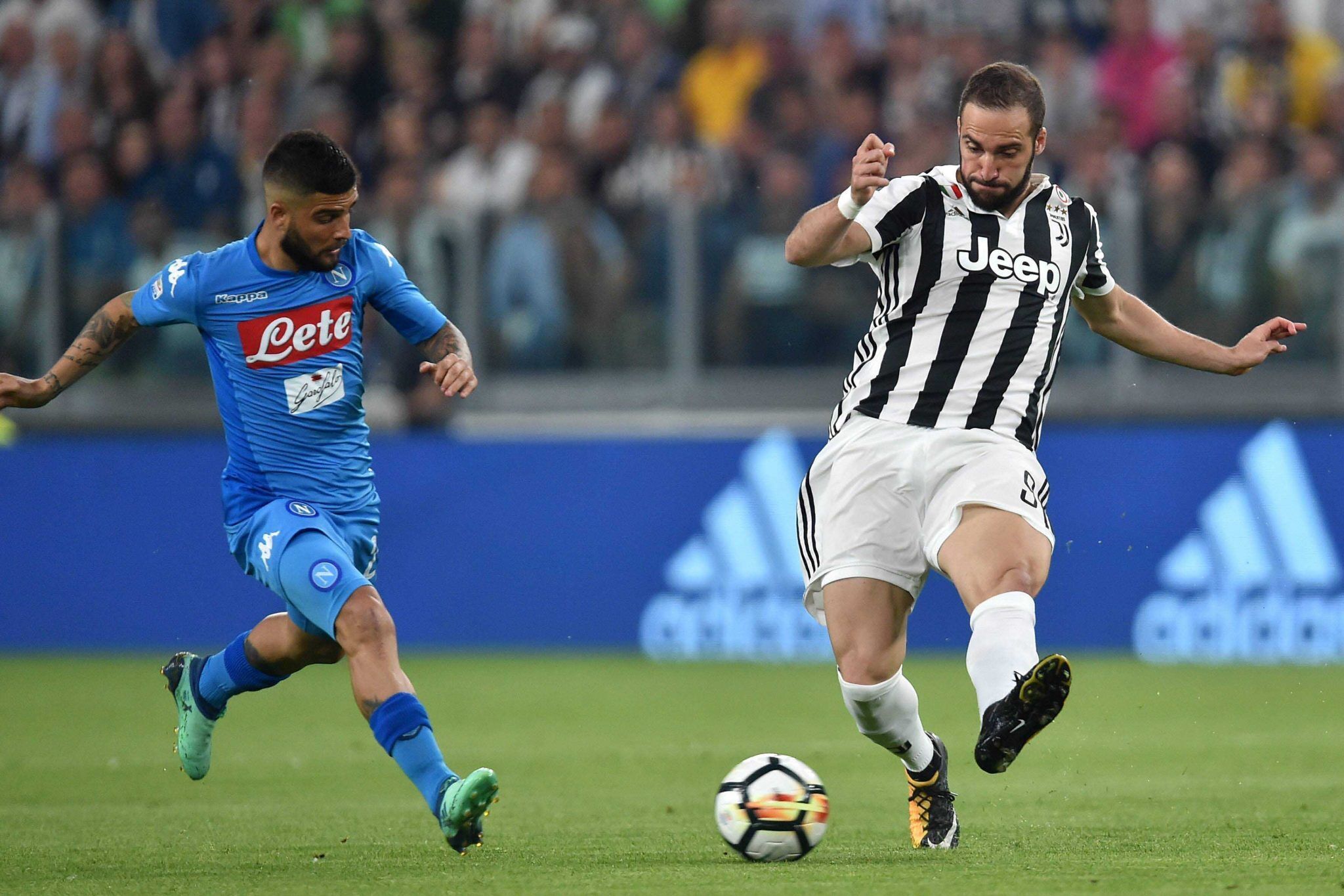 梅西太内向了，主持人说第一句就想拿着奖杯走，不到三年拿四冠（梅西被调侃太内向：刚开口就想捧杯走人，三年未满豪取四冠）